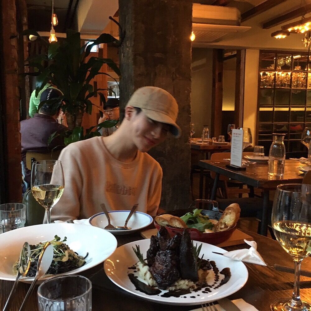 时尚冷酷男生微信头像