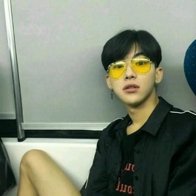 微信成熟稳重男生头像