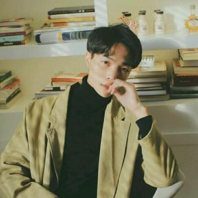 微信成熟稳重男生头像