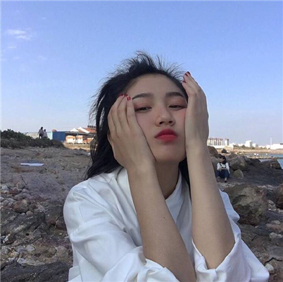 文艺简洁时尚女生微信头像