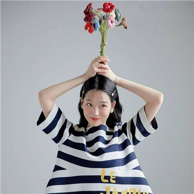 简洁气质阳光女生微信头像