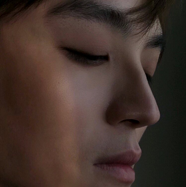 微信潮流性感冷酷男生头像