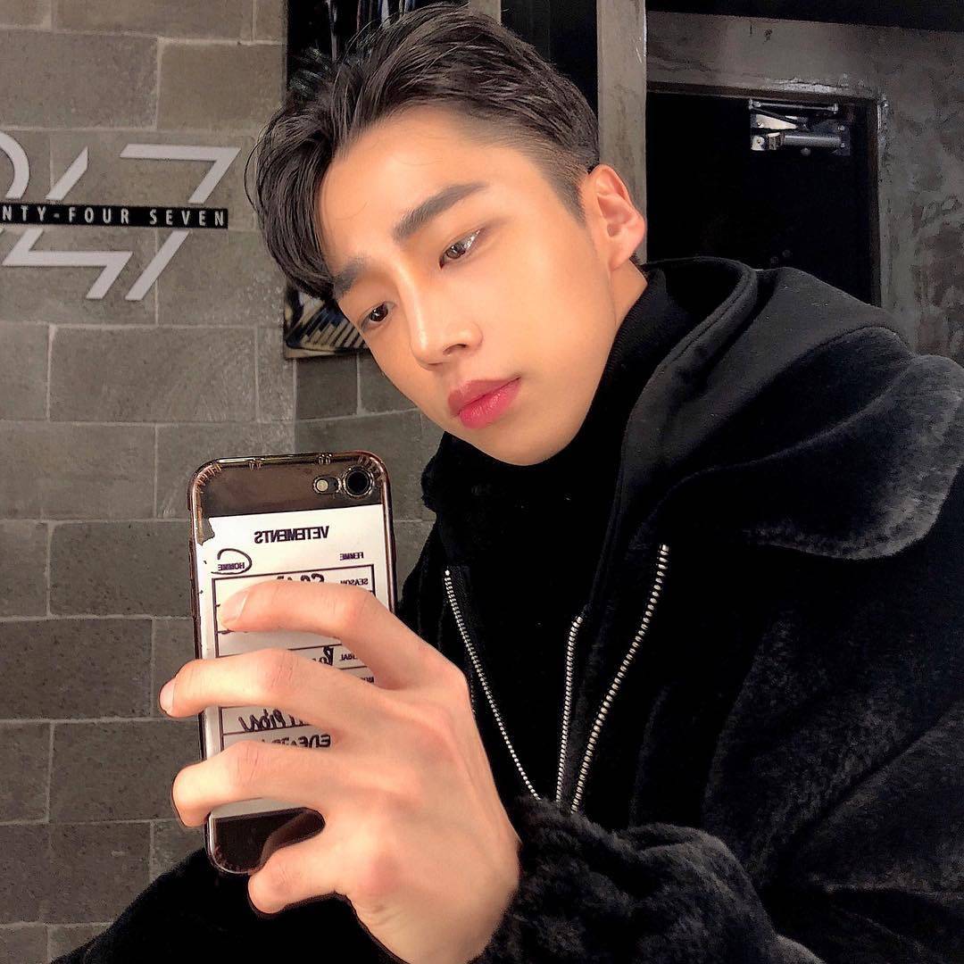 微信潮流性感冷酷男生头像