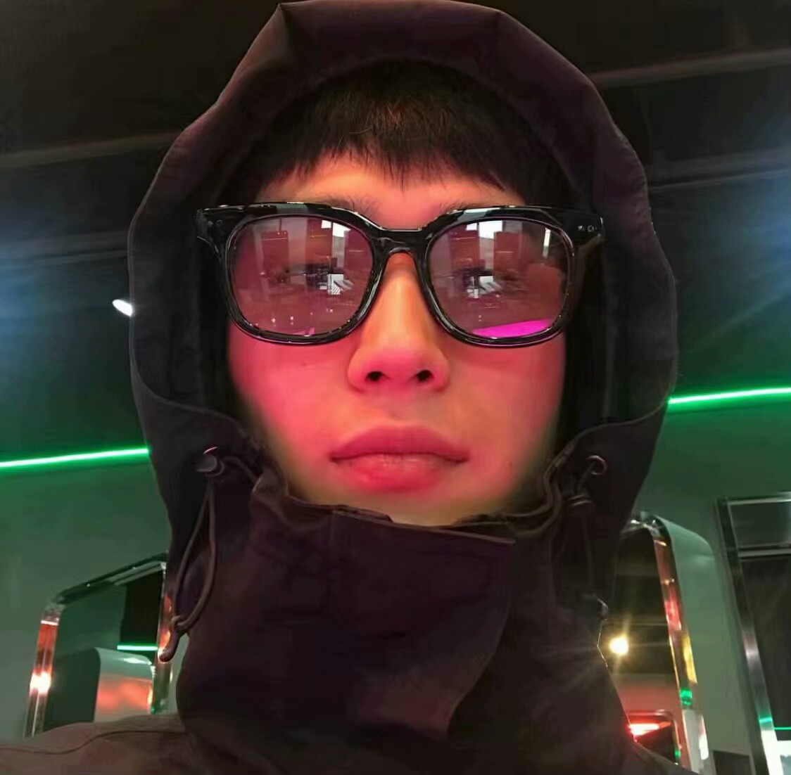 微信潮流性感冷酷男生头像