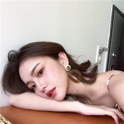 微信阳光简洁气质女生头像