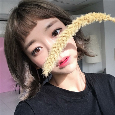 微信阳光简洁气质女生头像