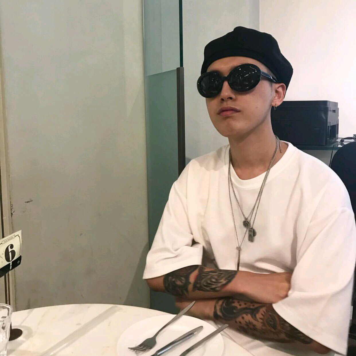 微信潮流性感冷酷男生头像