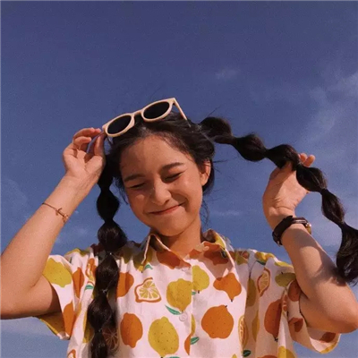 简洁气质阳光女生微信头像