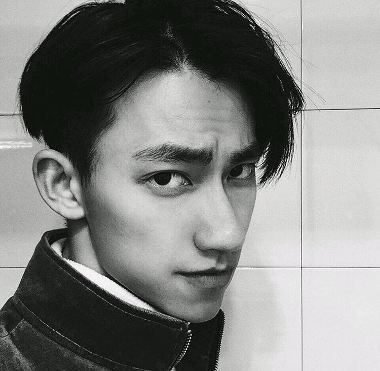 微信潮流性感冷酷男生头像