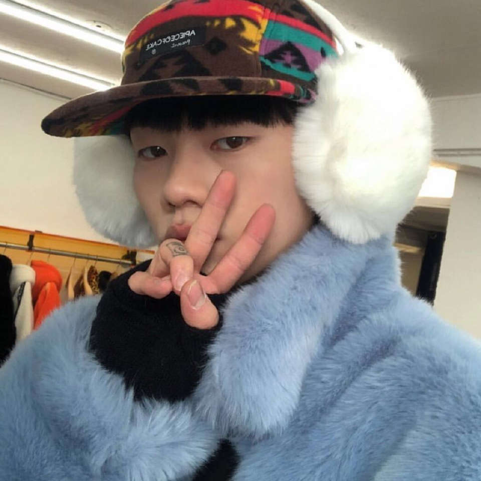 微信潮流性感冷酷男生头像