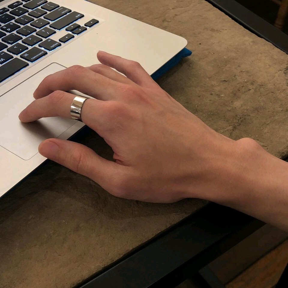 微信冷酷阳光气质男生头像