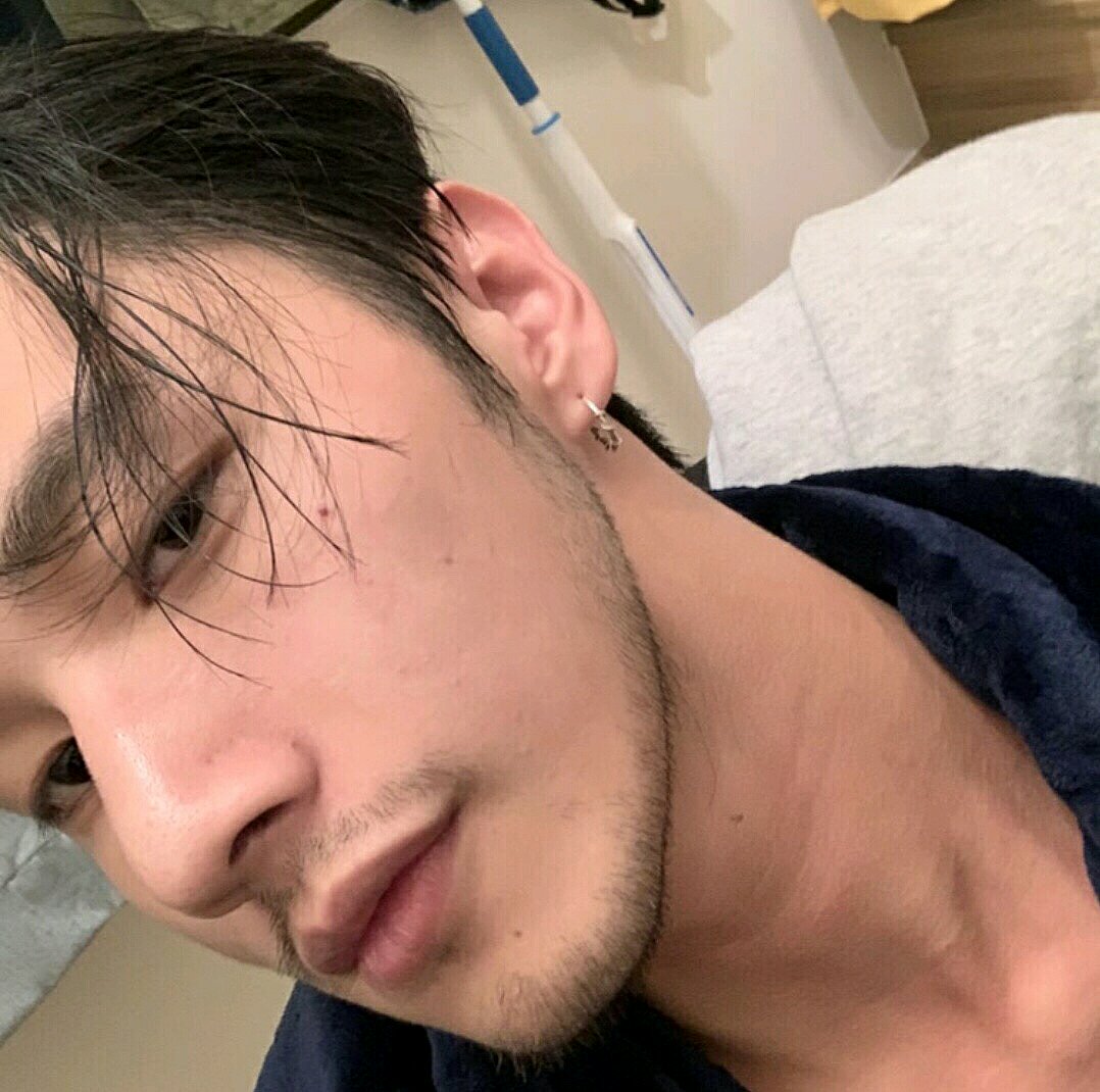 微信冷酷阳光气质男生头像