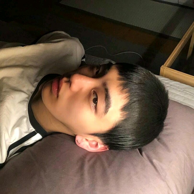 微信潮流性感冷酷男生头像