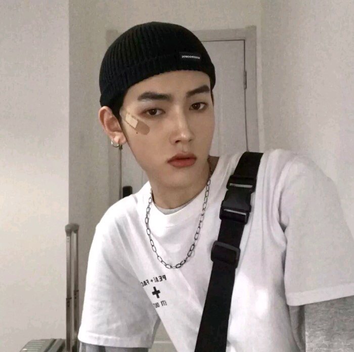 微信冷酷阳光气质男生头像