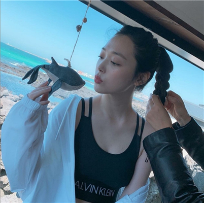 简洁气质阳光女生微信头像