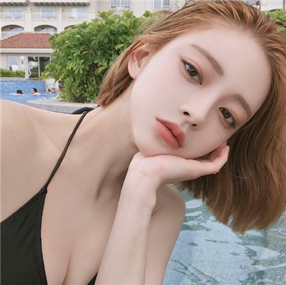微信阳光简洁气质女生头像