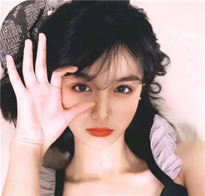 简洁气质阳光女生微信头像