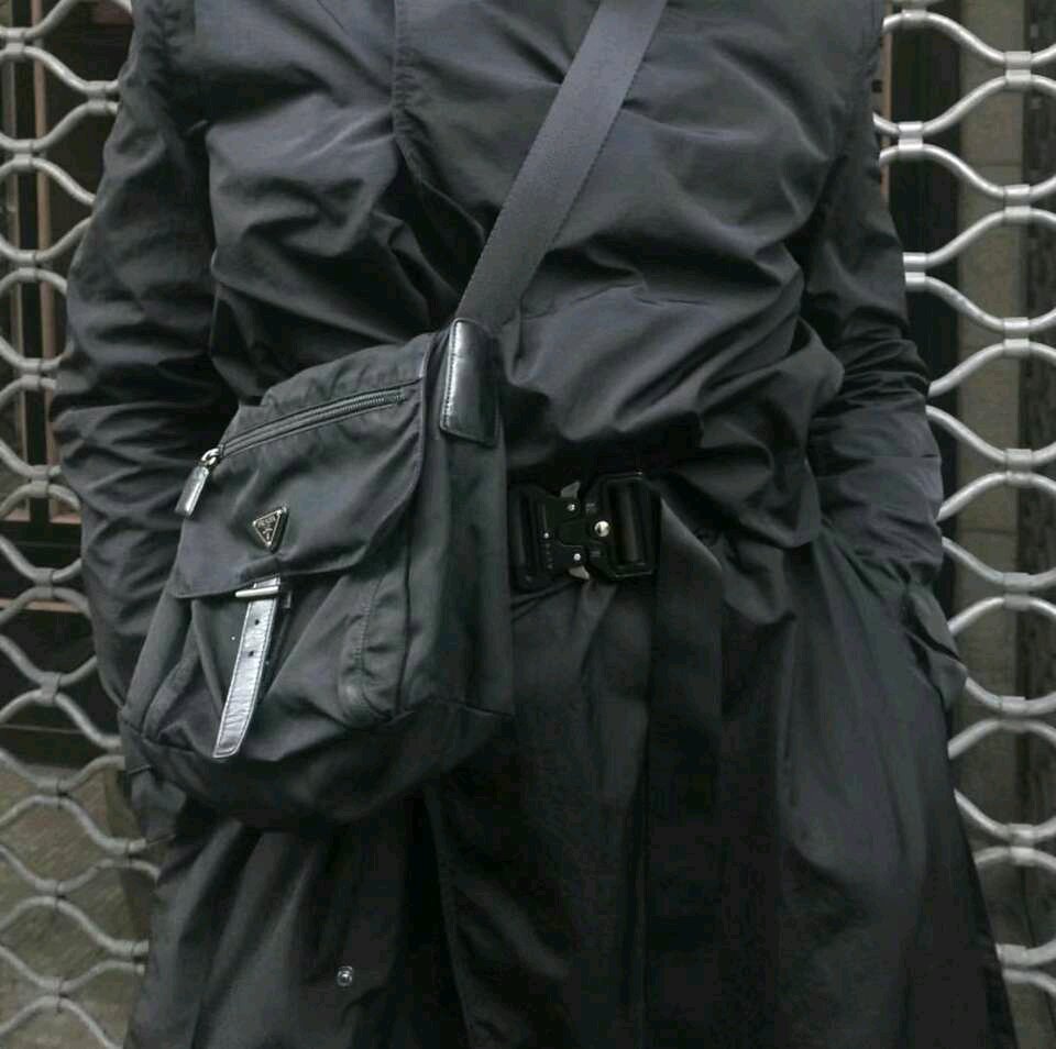 微信冷酷阳光气质男生头像