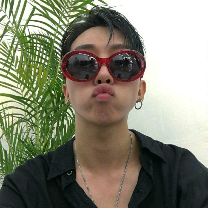 微信冷酷阳光气质男生头像