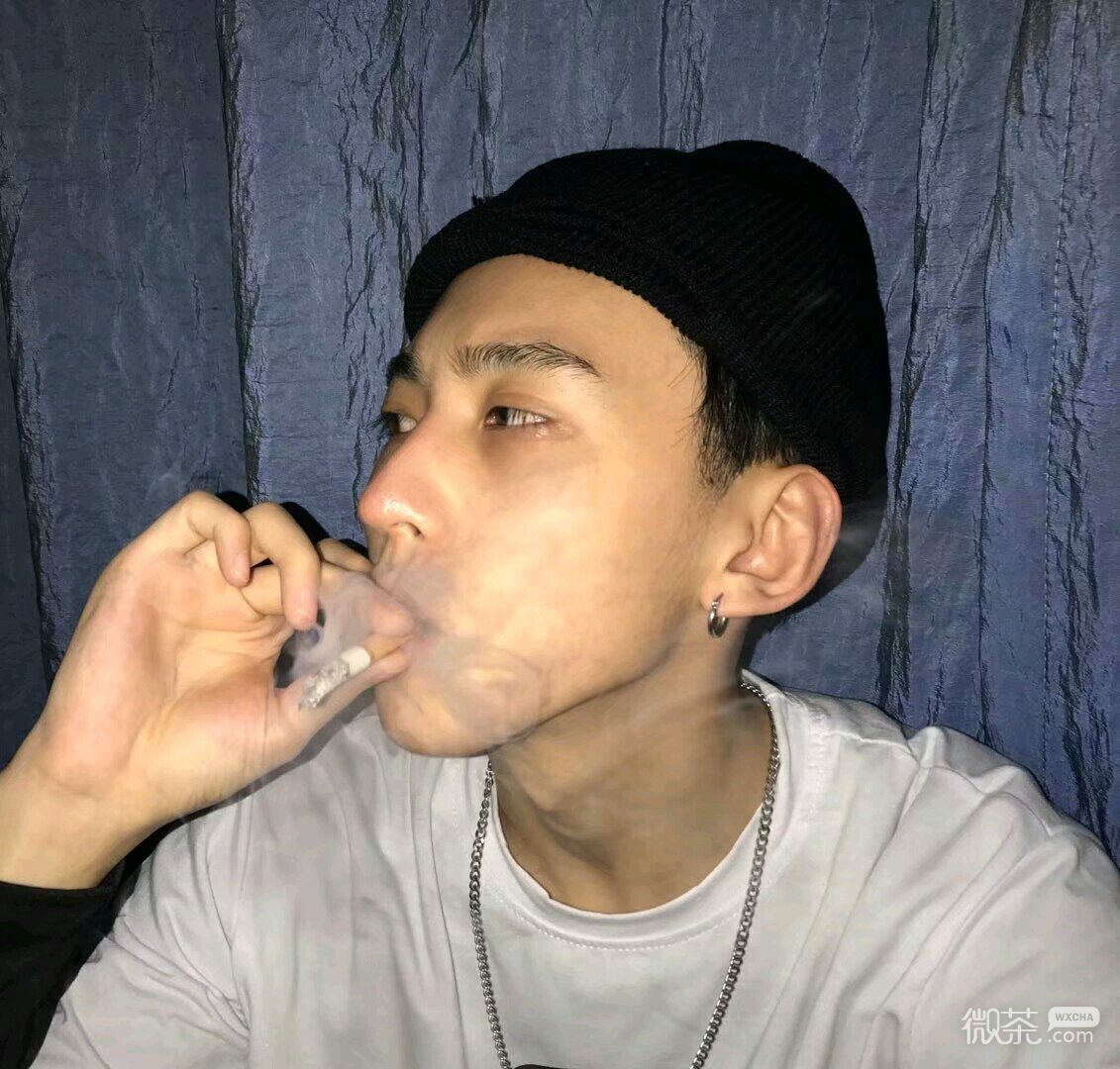 微信冷酷阳光气质男生头像