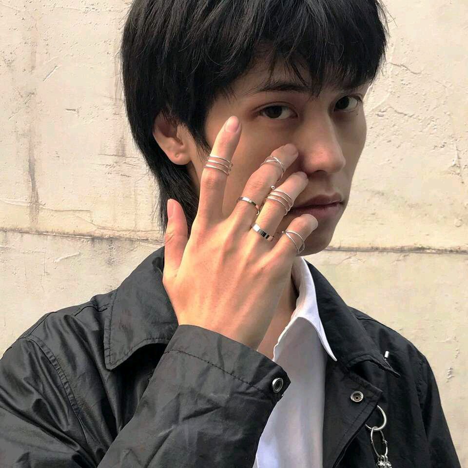 微信潮流性感冷酷男生头像