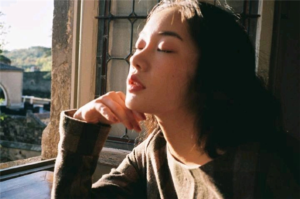 简洁气质阳光女生微信头像