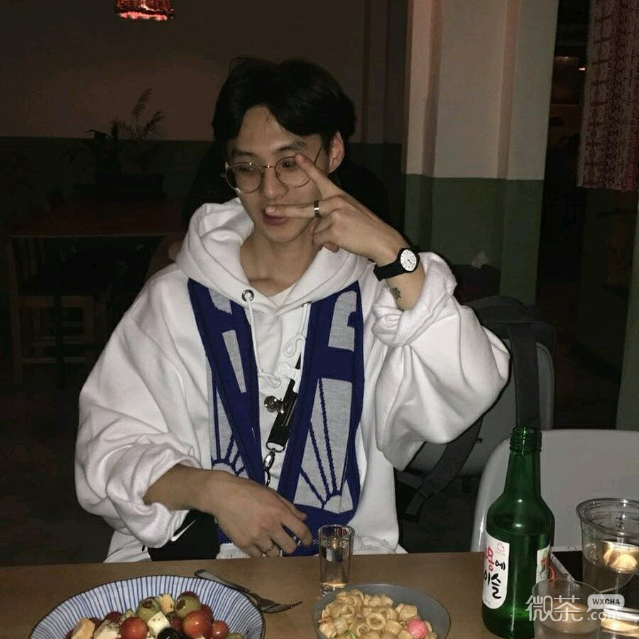 微信冷酷阳光气质男生头像