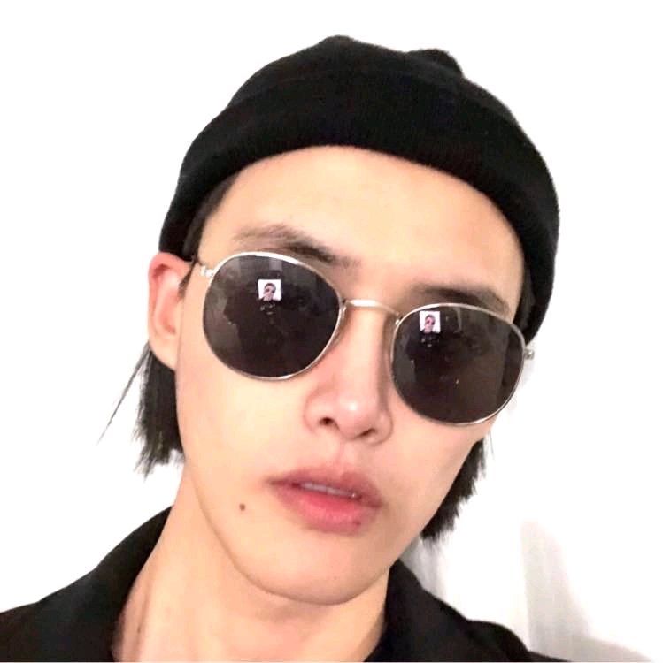 微信潮流性感冷酷男生头像