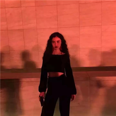 简洁气质阳光女生微信头像