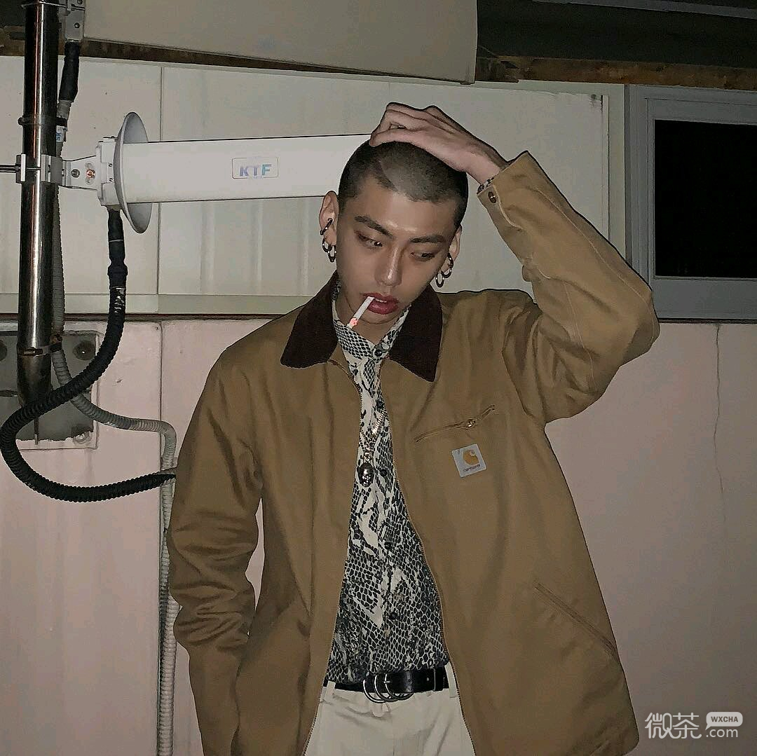 微信冷酷阳光气质男生头像