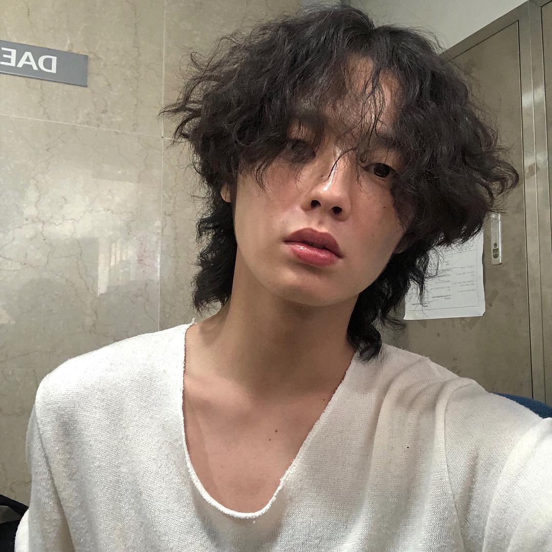 微信冷酷阳光气质男生头像