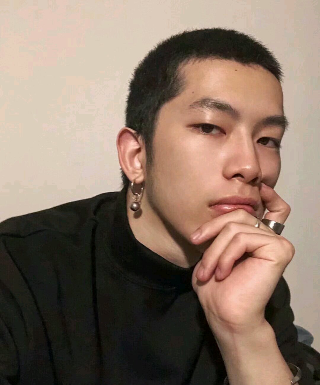 微信冷酷阳光气质男生头像