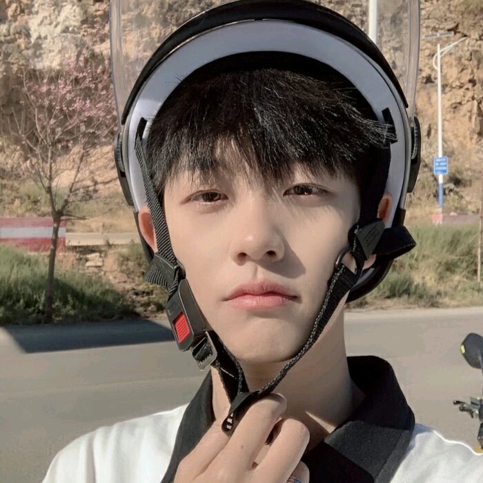 微信潮流性感冷酷男生头像