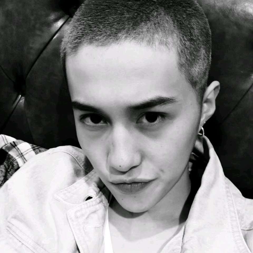 微信潮流性感冷酷男生头像