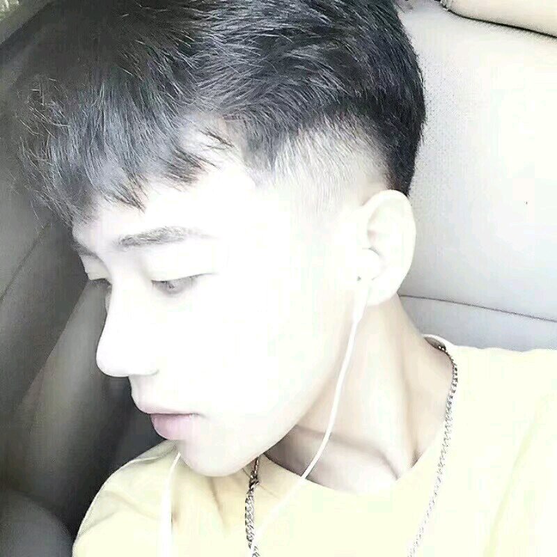 微信潮流性感冷酷男生头像