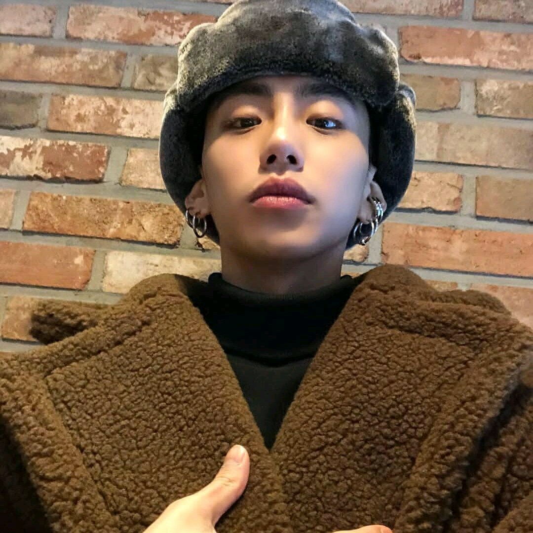 微信冷酷阳光气质男生头像