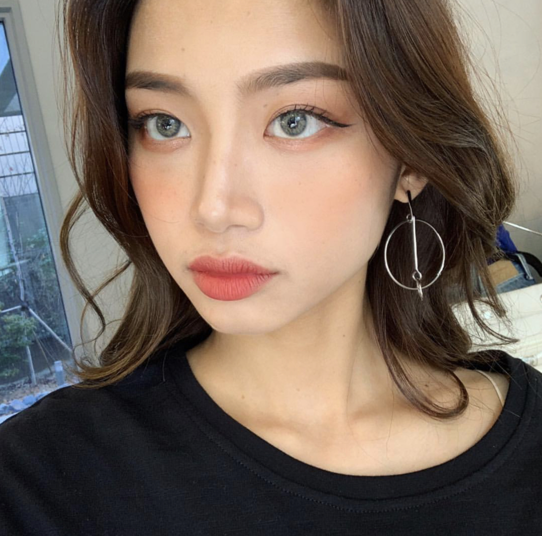 微信时尚阳光气质女生头像