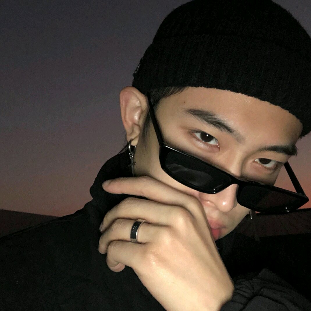 微信潮流性感冷酷男生头像