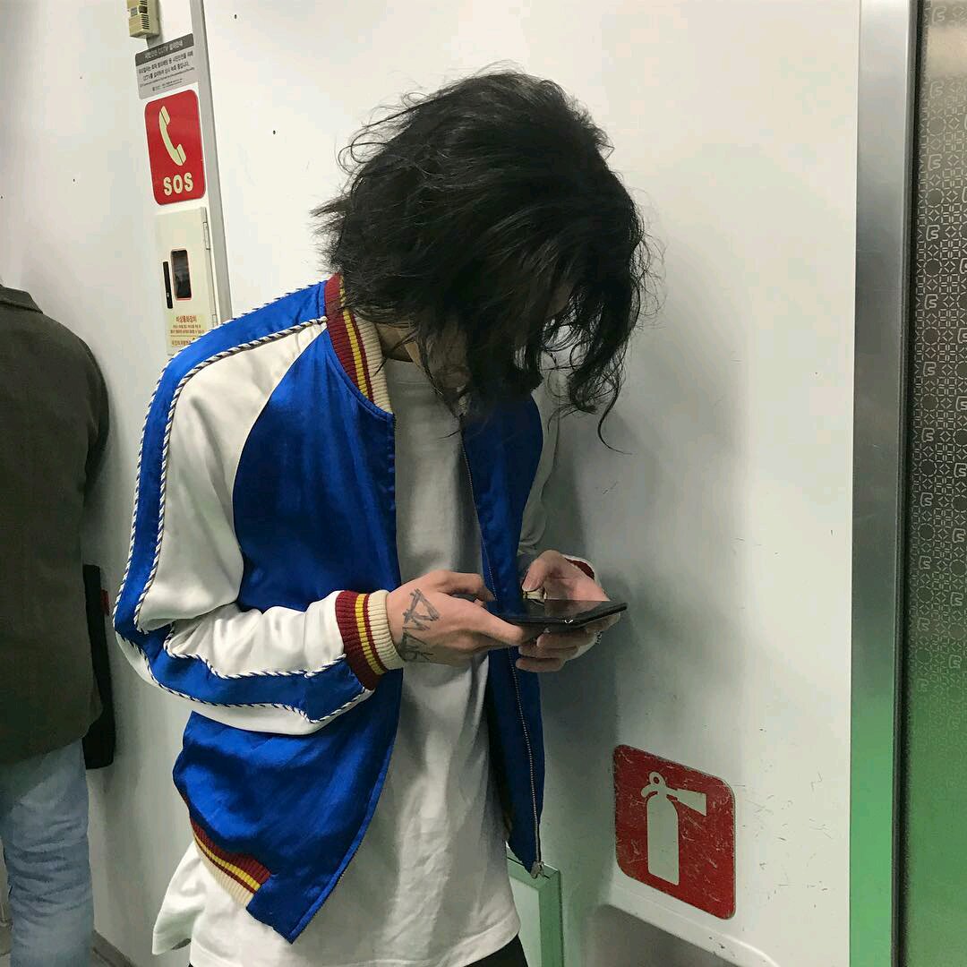 微信冷酷阳光气质男生头像