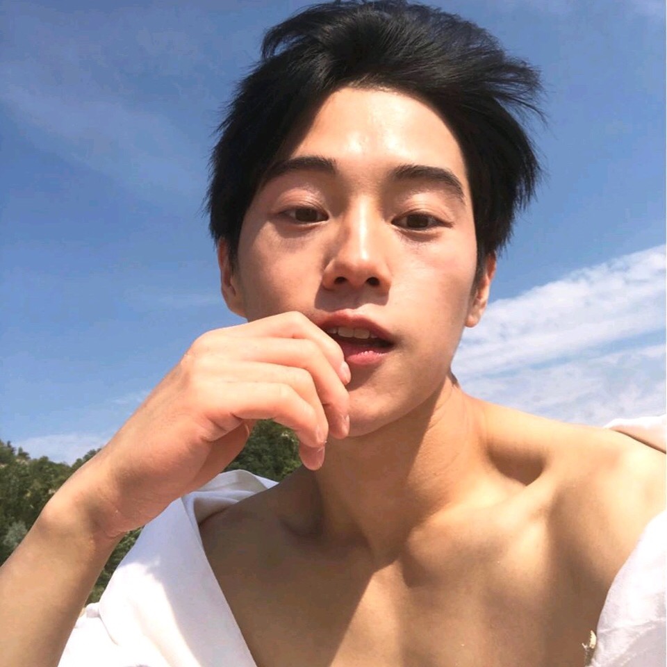 微信冷酷阳光气质男生头像