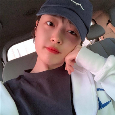 简洁气质阳光女生微信头像