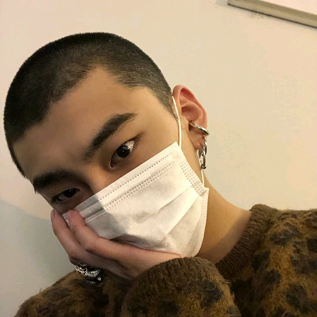 微信冷酷阳光气质男生头像