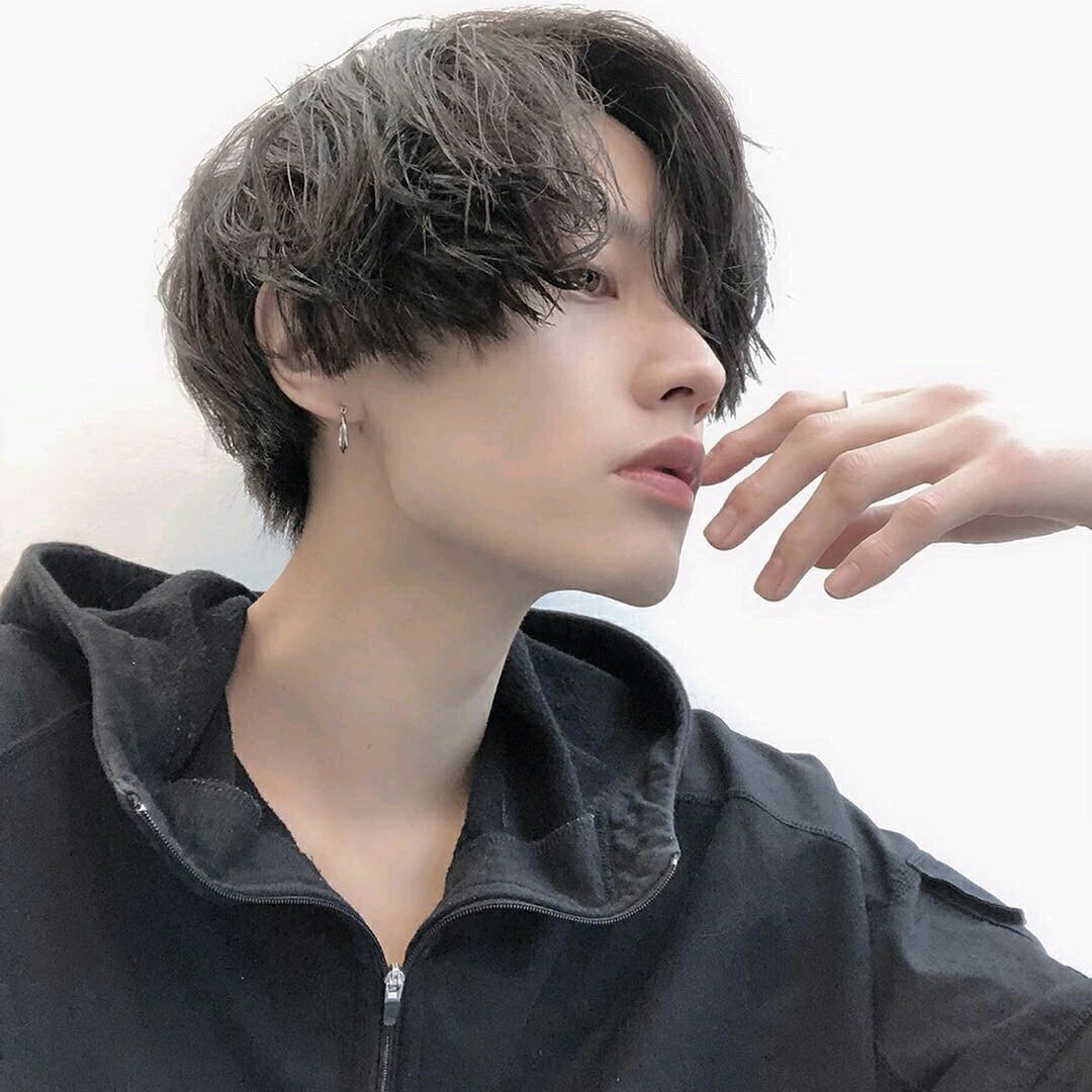 微信潮流性感冷酷男生头像