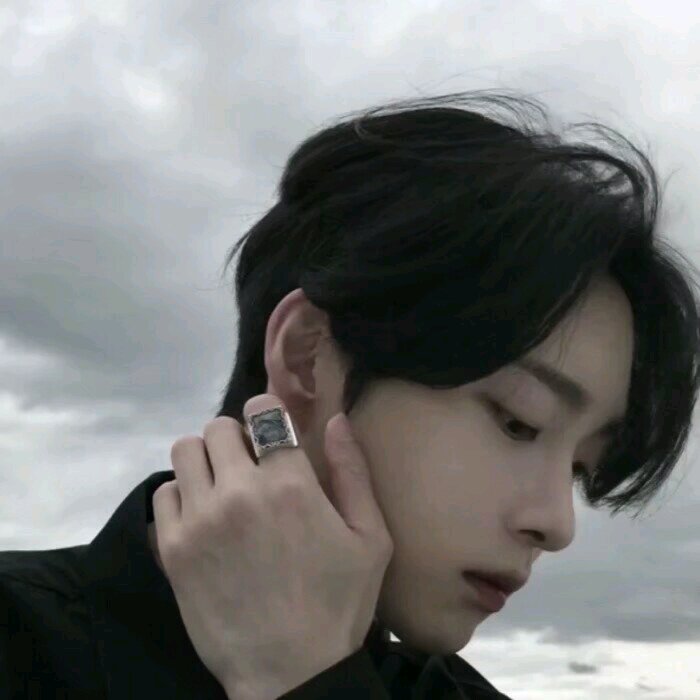 微信潮流性感冷酷男生头像