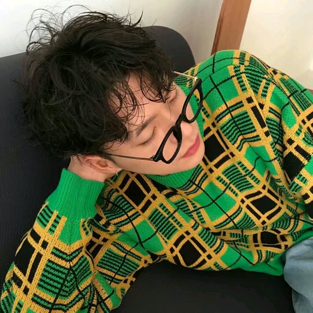 微信潮流性感冷酷男生头像