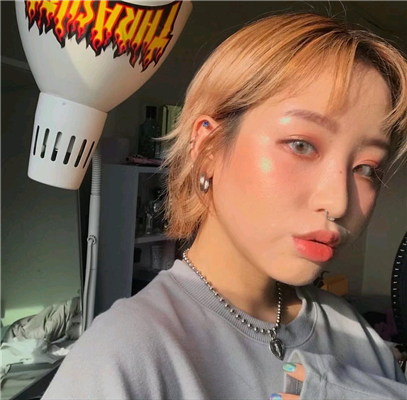 微信深沉佛系时尚女生头像