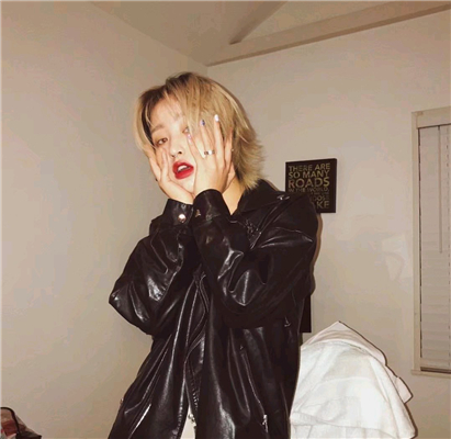 微信深沉佛系时尚女生头像