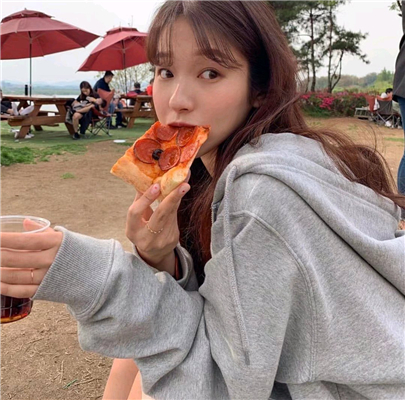 微信深沉佛系时尚女生头像