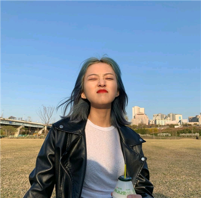 微信深沉佛系时尚女生头像