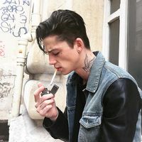 帅气个性欧美风的微信抽烟男生头像合集下载